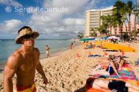 Tomando el sol en la playa de Waikiki Beach. O’ahu.